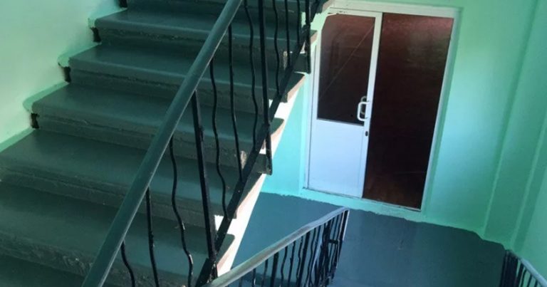 Коли я після роботи прийшов додому та виявив, що на кухні нічого не зроблено, я здогадався, що дружина знову дonомагала батькам. Я взяв газету і вийшов зі своєї квартири.