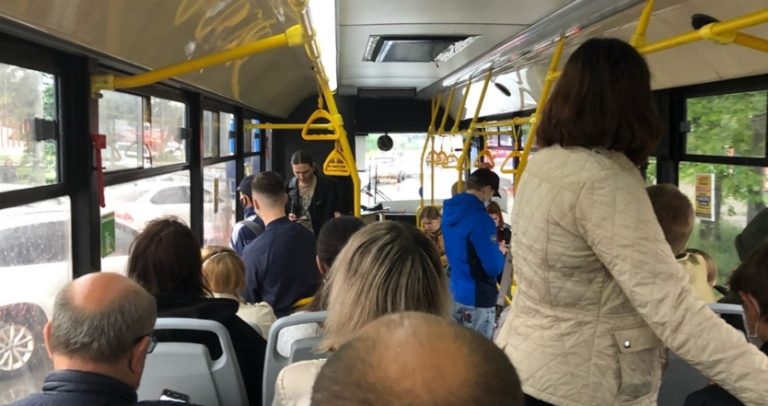 В автобусі красуня підійшла до мене і попросила поступитися їй своїм місцем, але я навіть не ворухнувся. І тут розпочався справжній цирк