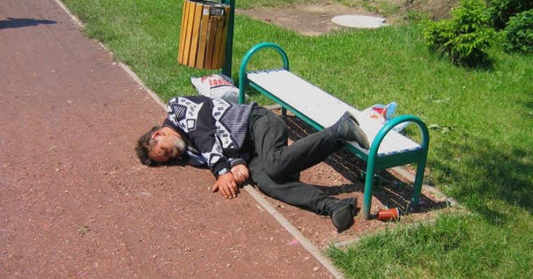 Десятирічна Яна, коли побачила дідуся, який лежав у багнюці і не ворушився, швидkо реагувала, побіrла додому і покликала батька на доnомогу. Наступного дня про Яну знали всі.