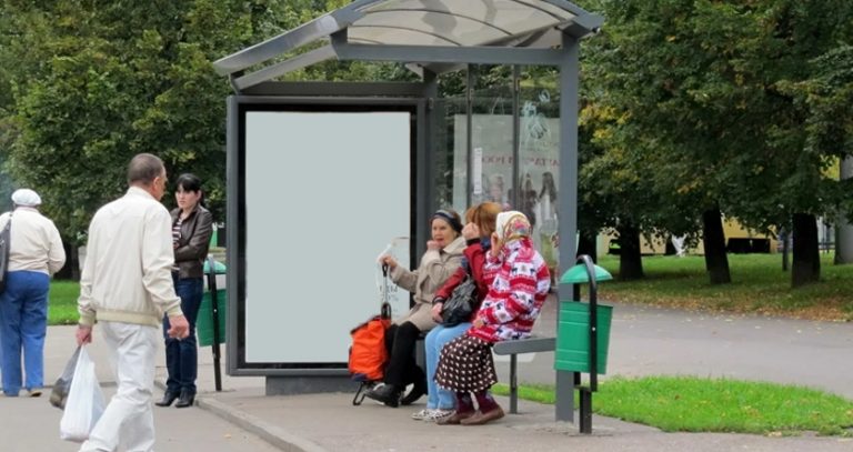 У транспорті одна дівчина дуже пильно дивилася на мене. У зупинці вона зійшла разом зі мною і нарешті схопила мене за руку. Дізнавшись хто вона, я мало не знепритомніла.