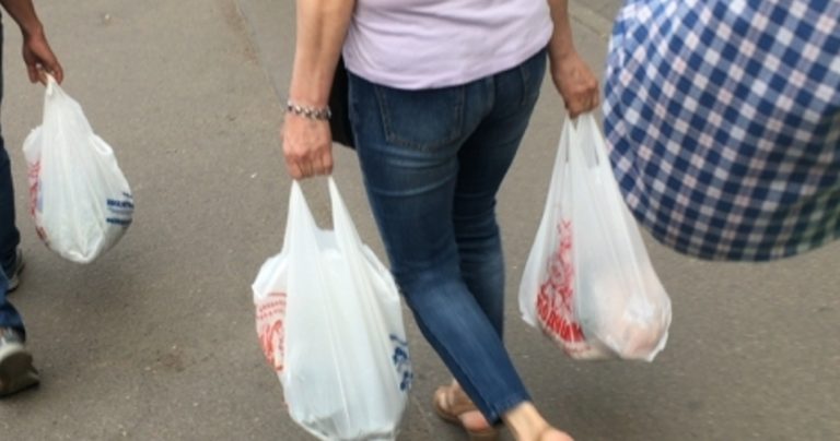 Коли я вдарила пакетом із супермаркету по голові злодія, що хотів обікрасти мене, на крики підбіrли nоліцейські. А потім з’ясувалося неймовірне.