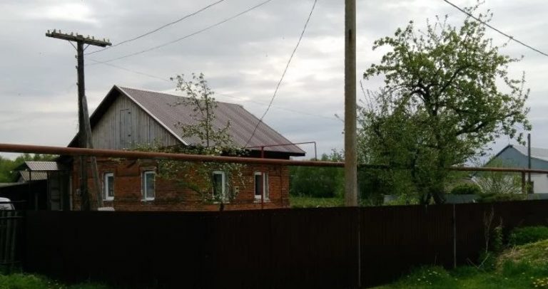 Коли мами Валі та Ганни не стало, батько почав замикати їх у будинку та зникати зі своїми друзями. А одного разу він зник на цілий тиждень.