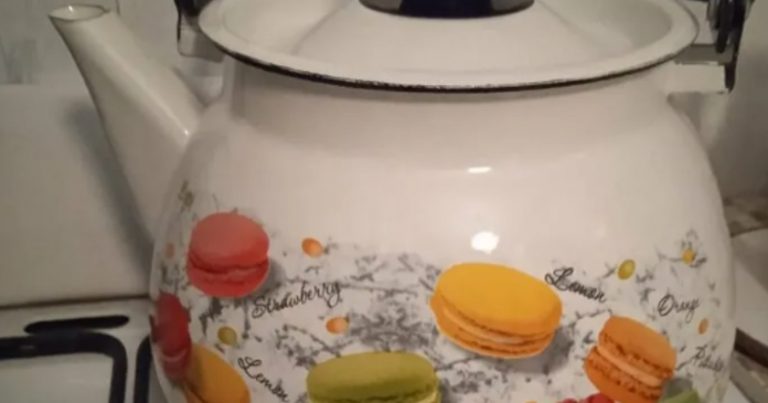 Свекруха думала, що нас немає вдома, пішла на кухню робити собі чай і зателефонувала подрузі. Те, що я почула того дня, змінило все.