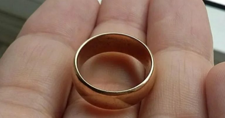 Продавець довго глядів на обручку; воно явно було дороге. Але те, що він зробив потім, бідна жінка не забуде ніколи.