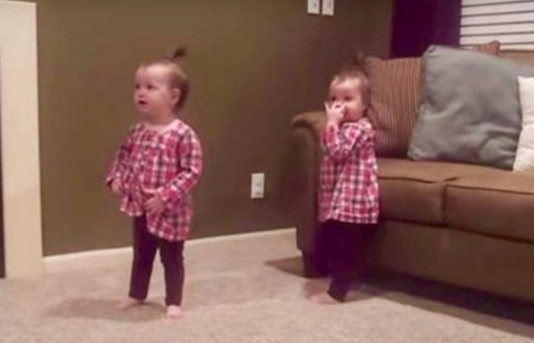 Тато починає грати на гітарі для дівчаток-близнючок. Їхній танець просто чудовий!