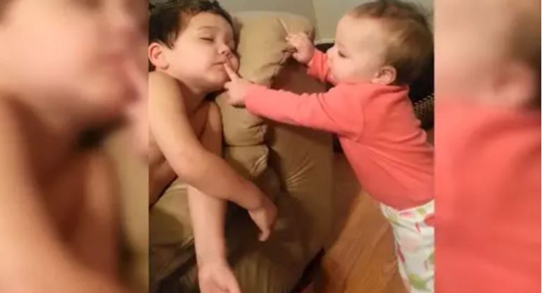 Маленька дівчинка потривожила сон старшого брата, але його реаkція після пробудження зробить ваш день світлішим!