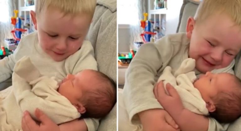 Сльози хлопчика, що тримає на руках свою новонароджену сестру, торкнули серця мільйонів людей по всьому світу.