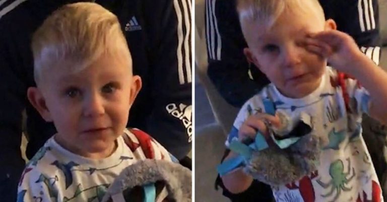 3-річний малюк розплакався, побачивши подарунки на свій день народження.