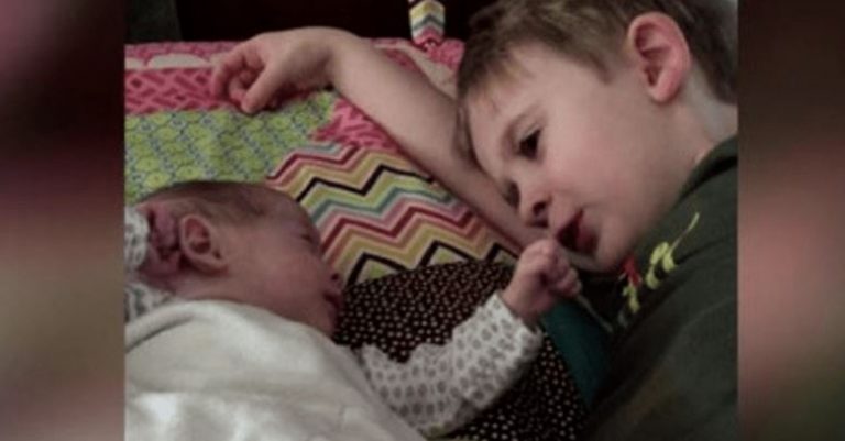 Старший брат співає колискову для своєї новонародженої сестри.