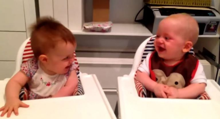 Малюк почав безутримно хихикати. А тепер не відводьте очей від його брата-близнюка!