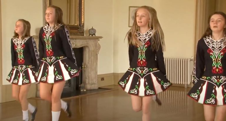 Дівчата вишикувалися на сцені – але їхні танці виявилися не такими, якими ми очікували їх побачити!