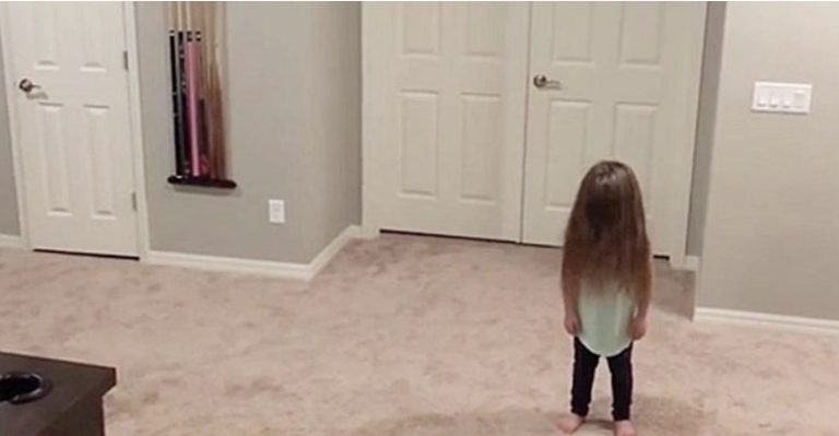 Молодша сестра вирішила станцювати – і старші брати з радістю приєдналися до її танцювальної феєрії.