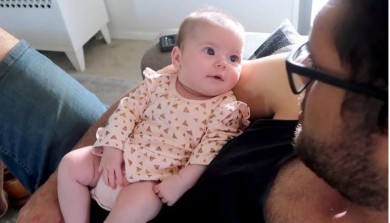 2-місячне маля мило розмовляє зі своїм татом.