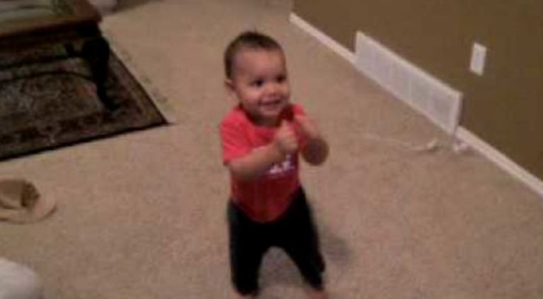 Однорічне маля починає танцювати сальсу. Уважно стежте за ногами, коли він вирішить зробити розворот!