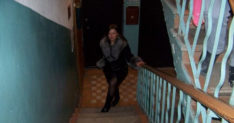 З помешкання сусідки давно чулися дивні звуки. Одного разу я вирішив піднятися до них додому.