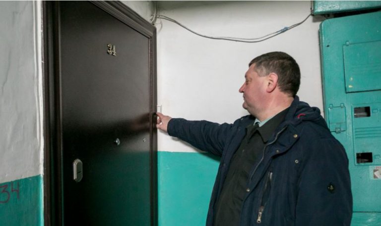 П’ян ий чоловік у синій куртці стукав у мої двері. Тоді я й гадки не мала як він змінить моє життя.