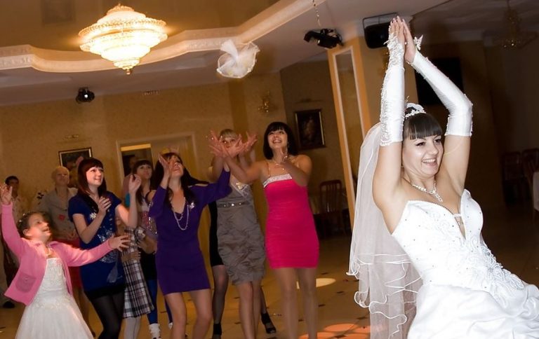 На власному весіллі Оксана затаїла подих, коли Марія, її колега, увійшла до зали. Інтуїція казала їй, що зараз станеться щось недобре.