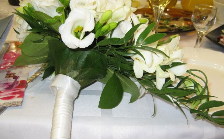 Анастасія вирішила, що Оксана не підходить їхній родині та придумала підступний план. У день весілля вона нібито розкрила всю брехню невістки.