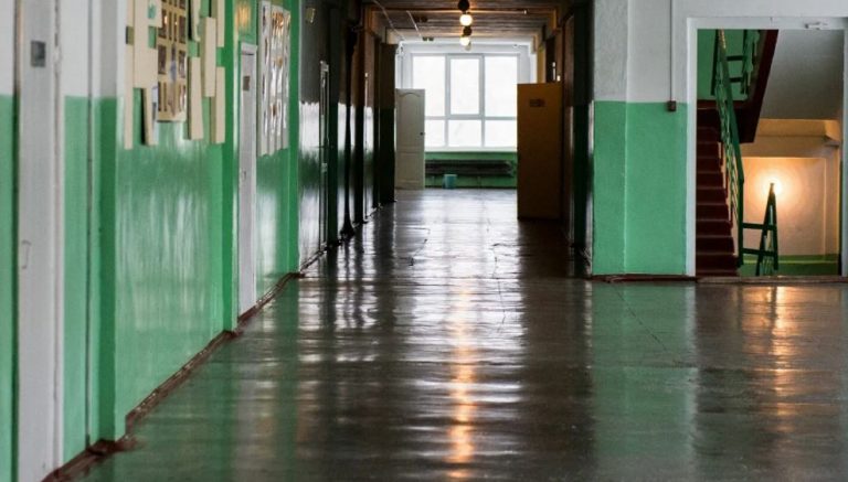 Артем вибіг зі школи після глузування вчительки і побачив, як якась дівчина впала в найближчу річку. Не замислюючись, він кинувся рятувати її.