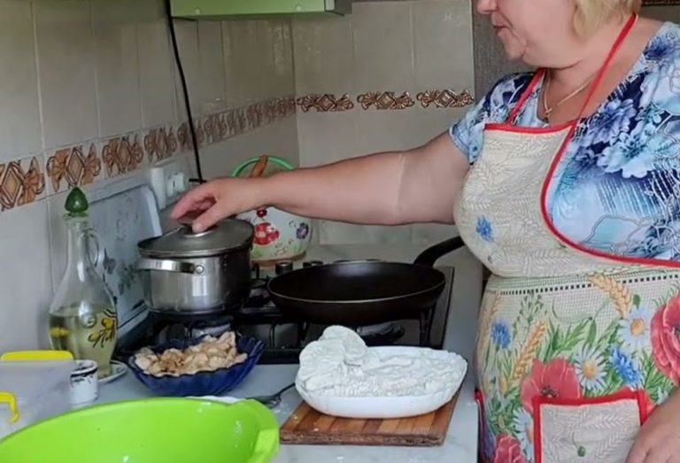 Якось повернувшись додому я виявила на кухні свою вічно незадоволену свекруху. Тоді я вирішила остаточно поставити її на місце.