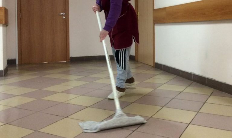 Я була приголомшена причиною свого звільнення зі школи. Виявилося, весь цей час я ганьбила звання вчителя. А моїм головним “rріхом” було те, що я підробляла прибиральницею.