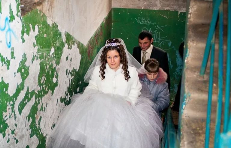 Дійшовши до дверей своєї квартири, молодята раптом виявили, що забули ключі. Ця затримка призвела до того, що у їхній сім’ї з’явилося несподіване поповнення.