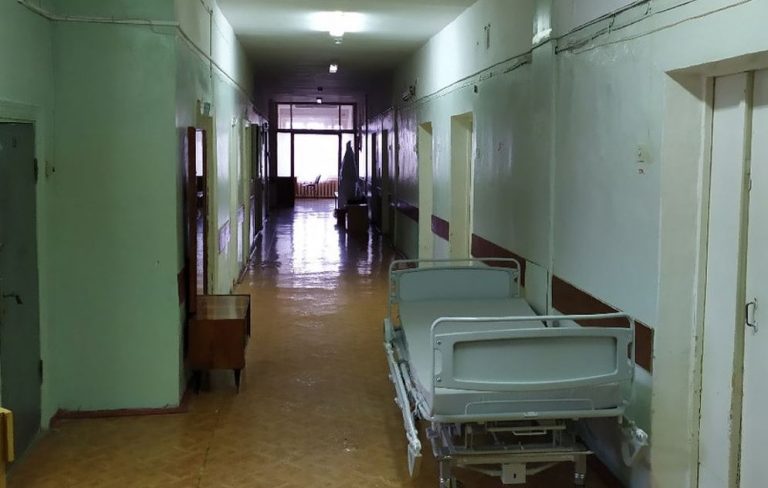 Коли стан баби Наді погіршився, Валя зрозуміла, що вона су мує за своїм сином Павлом. Тоді в неї з’явилася думка – умовити свого чоловіка зіграти роль Павла перед старенькою, яка лежала у ліkарні.