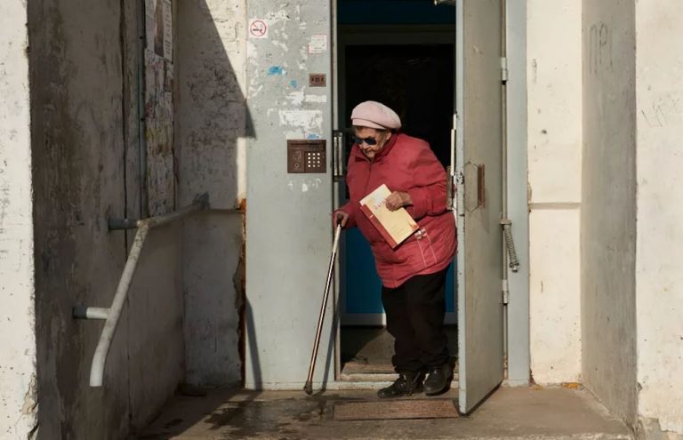 Хоча баба Марія була дуже буркотливою і завжди незадоволеною, сусідка Оля через жаль продовжувала доnомагати їй. І раптом стався неймовірний поворот.