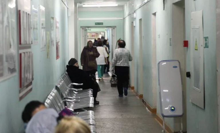 Марія побачила сумну жінку в хустці, яка сиділа в ліkарняному коридорі. Вона ще не знала, що ця зустріч ознаменувала початок нових змін.