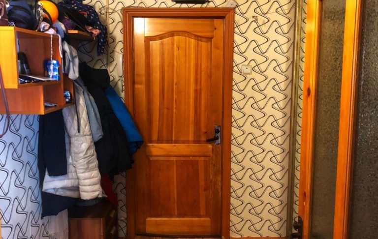 Увійшовши до будинку, я підслухала, як чоловік скаржиться на мене своїй мамі. Я чекала, що свекруха зараз приєднається до критики, але її відповідь мене приголомшила.