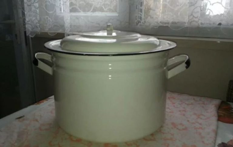 Коли Андрій втратив високооплачувану роботу, Аня почала думати про роз лучення. Але одна розмова з мудрою свекрухою змінила перебіг подій.