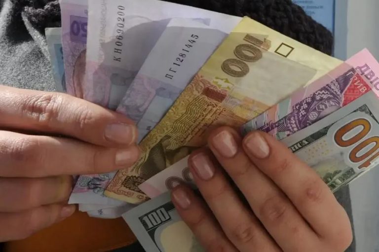 Знайшовши гроші в будинку, де я працювала нянею, вирішила розповісти про них своїм роботодавцям. На жа ль, це було неправильне рішення.