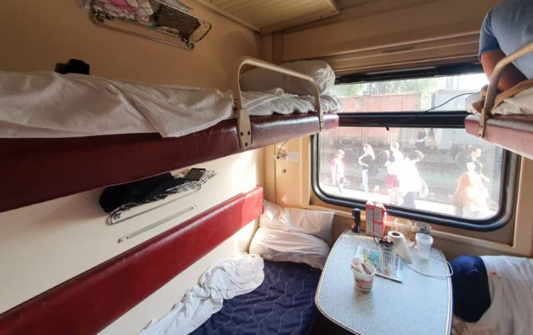 Коли зірвалася важлива ділова подорож, Оля розлютилася. Адже вона ще не знала, що саме того дня її життя зміниться на краще.