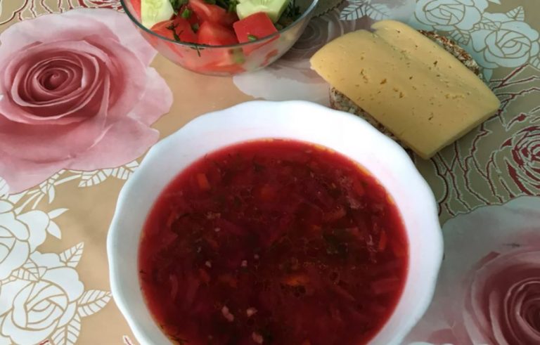 Олеся приготувала улюблений борщ чоловіка, накрила на стіл і почала чекати його з відрядження. Незабаром на неї чекало неймовірне.