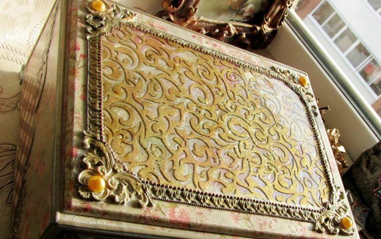 Ольга Семенівна багато розповідала Ларисі про свою скриньку з коштовностями. А коли трапився шанс, Лариса вирішила подивитись що там.