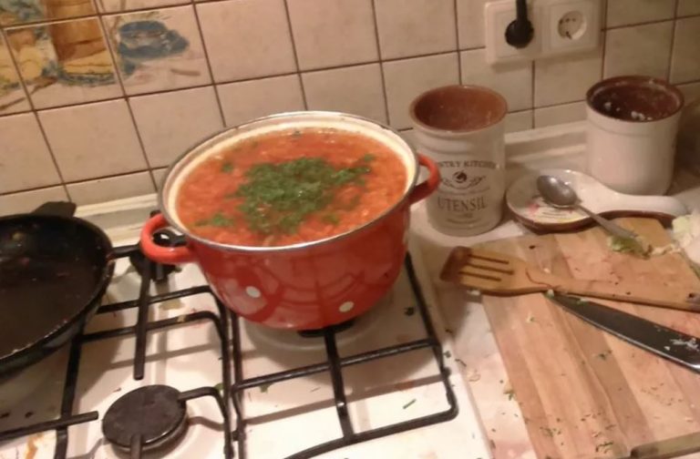 Віка заявила чоловікові, що втомилася від щоденного приготування їжі для нього та поїхала у відпустку. А після повернення на неї чекав сюрприз.