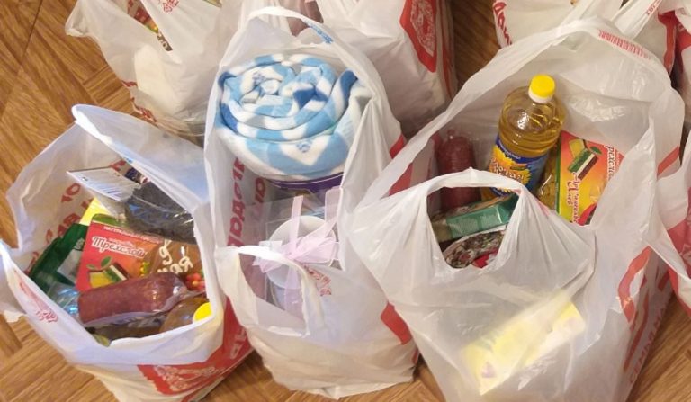 Таня увійшла до будинку, завантажена продуктами з магазину, і раптом побачила, як Галя, її найкраща подруга, квапливо вийшла зі спальні, вибачаючись за щось. А тим часом її чоловік, Володимир, пішов за нею…