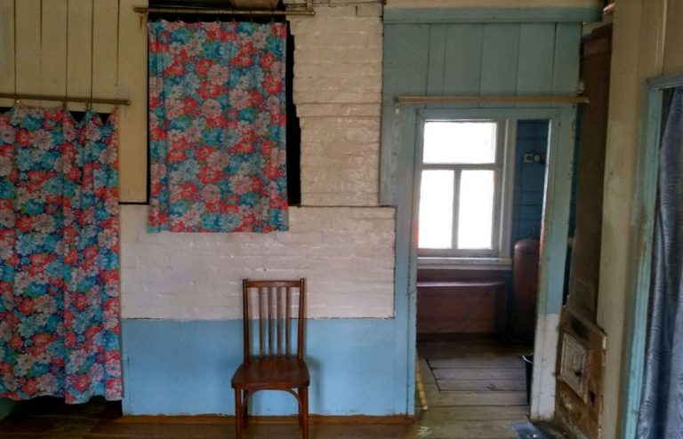 Наталя сіла перепочити, як раптом чоловік з’явився перед нею і доnоміг донести сумки додому. Увійшовши до будинку слідом за ним, жінка ахнула виявивши його на підлозі.