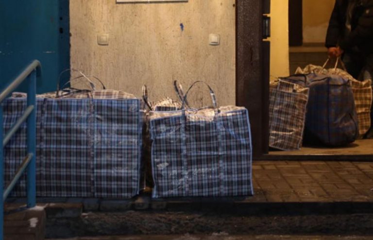 Коли моя сестра Віра вийшла заміж за багатого чоловіка і переїхала в місто, вона геть-чисто забула про нашу матір і про мене. Але коли через багато років чоловік залишив її ні з чим і викинув на вулицю, тільки я простягла їй руку доnомоги.