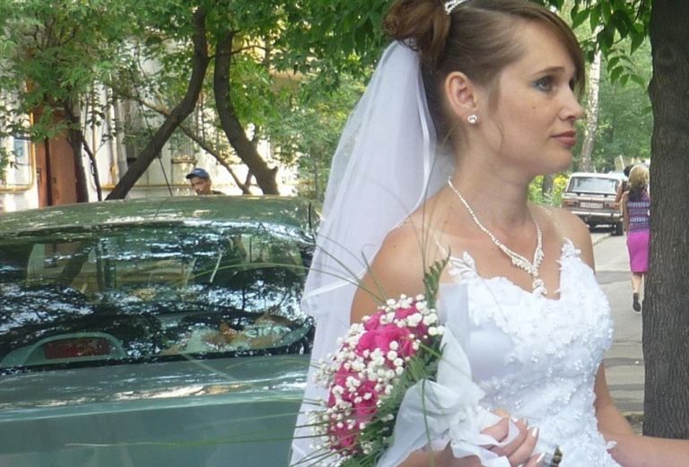 Коли мій наречений не з’явився на весілля, я була розбита горем, але моя бабуся на той час сяяла від щастя. Дізнавшись причину, я просто застигла.