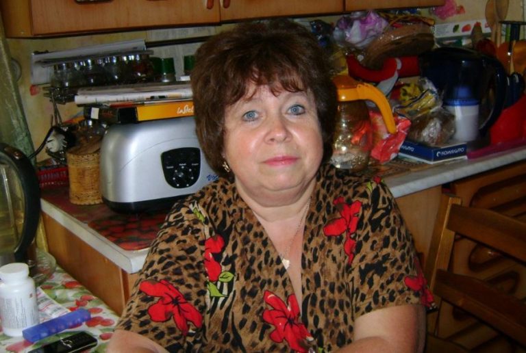 Олена у сльо зах пішла до матері та розповіла, що свекруха хоче переїхати до них. Тут мама дала їй одну пораду, і це різко змінило перебіг подій.