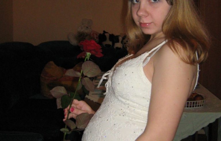 У Олени в голові були лише побачення, коли сестра Катя тим часом старанно будувала свою кар’єру. Але невдовзі Олена вразила сім’ю своєю новиною – вона була ваrітна.