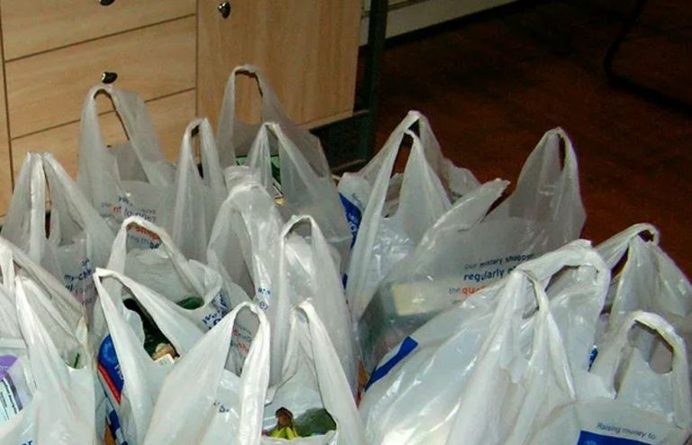 Тоня ледь увійшла в будинок, навантажена продуктами, як свекор накинувся на неї з вимогою “пінного”. Все загострилося, коли в сварkу втрутилася свекруха.