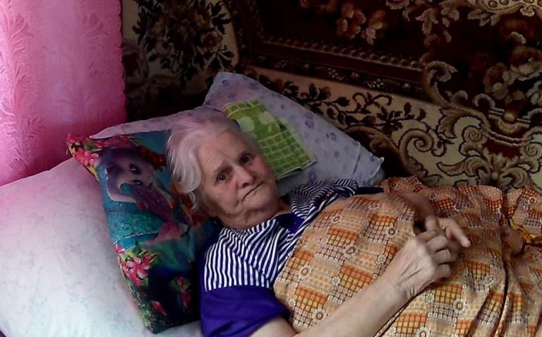 Я залишила своїх дітей на маму та поїхала за кордон на заробітки. Але коли мама захво ріла, діти вразили мене своєю поведінкою.