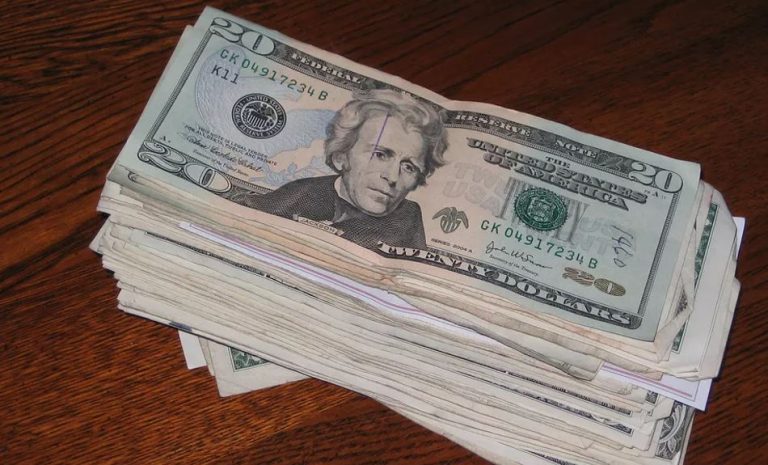 Коли в батьківському будинку сусідки, де ми проживали з чоловіком, я знайшла схованку з грошима, то стрибала від щастя. Але реакція чоловіка мене приголомшила.