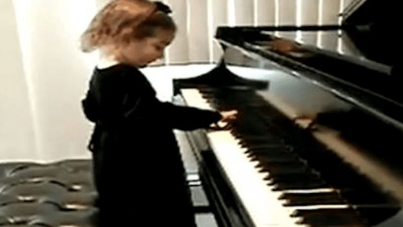 Бабуся випадково виявила талант своєї 2-річної онуки до гри на фортепіано.