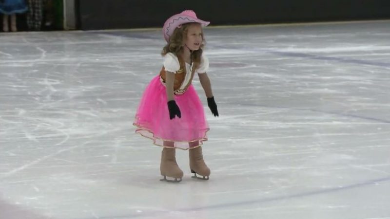 Маленька фігуристка підкорила глядачів своїм наймилішим танцювальним номером.