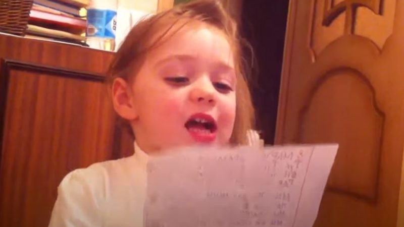 Дівчинка читає вірш мамі на Восьме березня. Яка молодець!