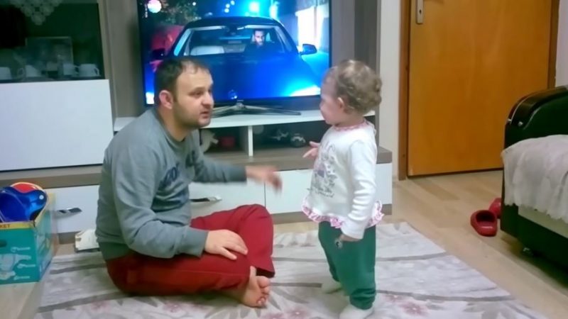 Малюк сперечається з татом з приводу того, який канал вони дивитимуться.