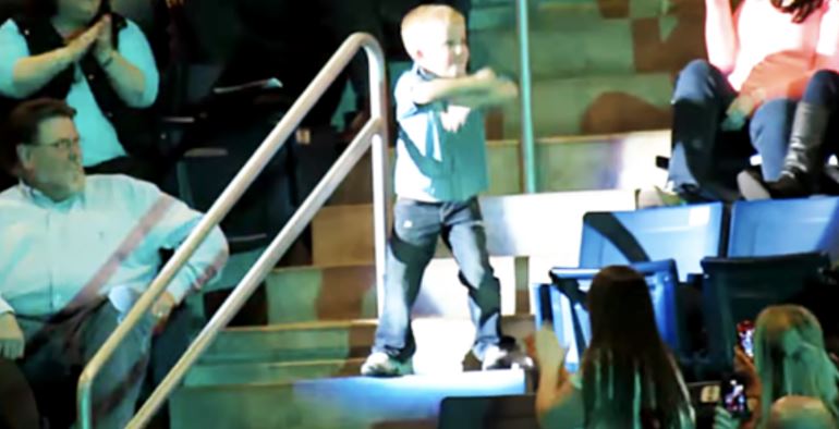Маленький хлопчик продемонстрував свої чудові танцювальні рухи на концерті!